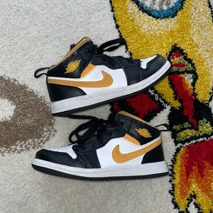 Retro 1 Air Jordan sneaker mustard yellow and black Dunks